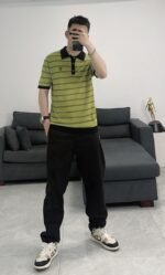 ⁦قميص بولو برادا الجديد المخطط بألوان متباينة مع شعار قصير مطرز⁩ - الصورة ⁦3⁩