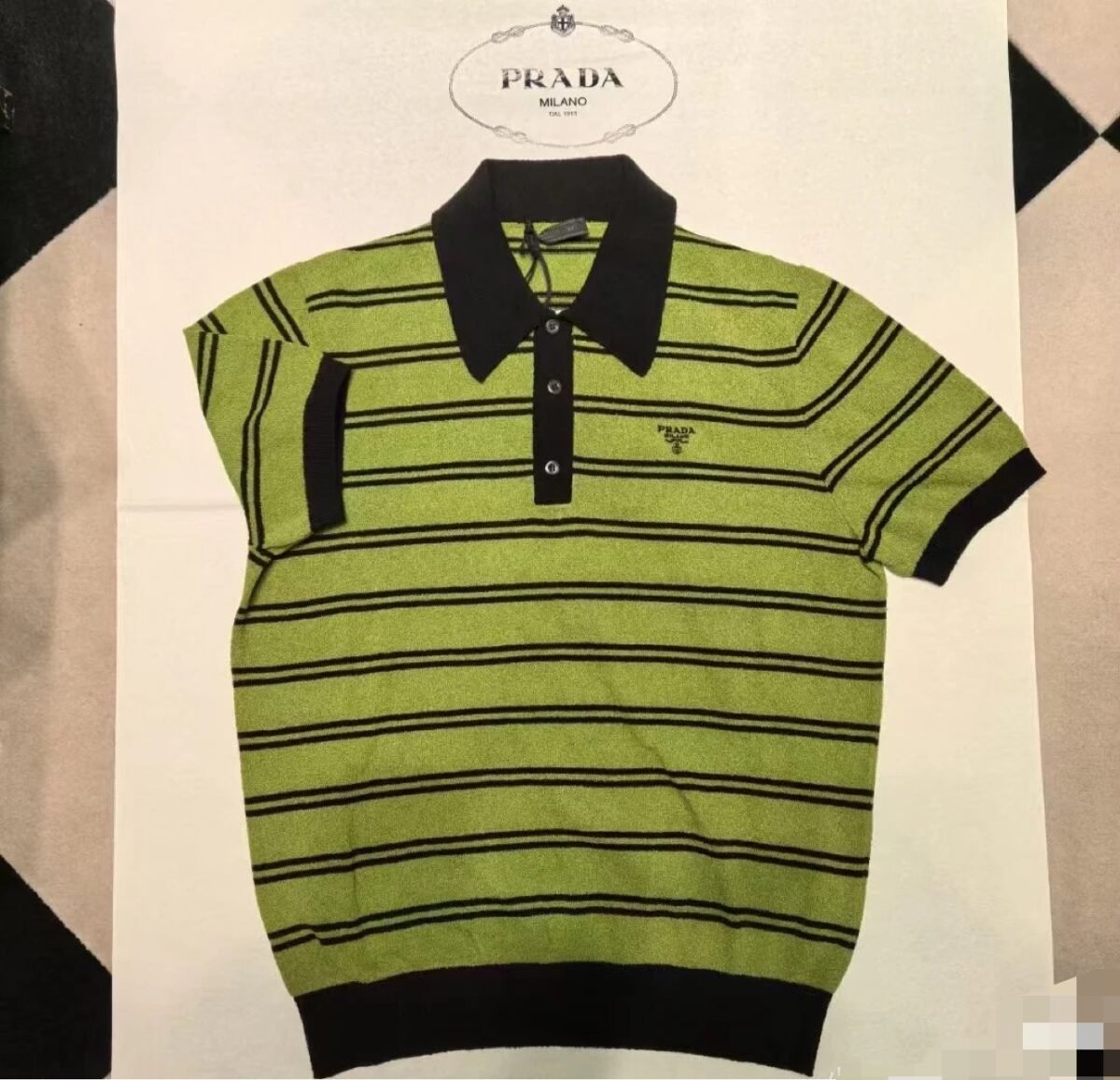 ⁦قميص بولو برادا الجديد المخطط بألوان متباينة مع شعار قصير مطرز⁩ - الصورة ⁦5⁩
