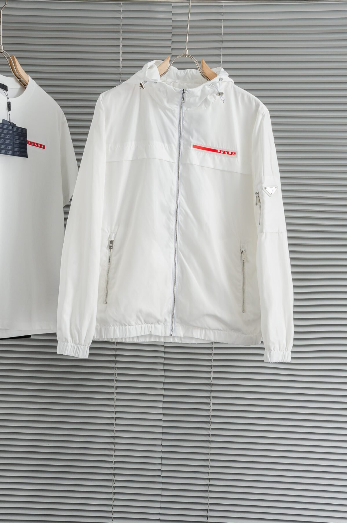 ⁦جاكيت برادا الجديد بغطاء رأس مقاوم للماء⁩ - الصورة ⁦1⁩