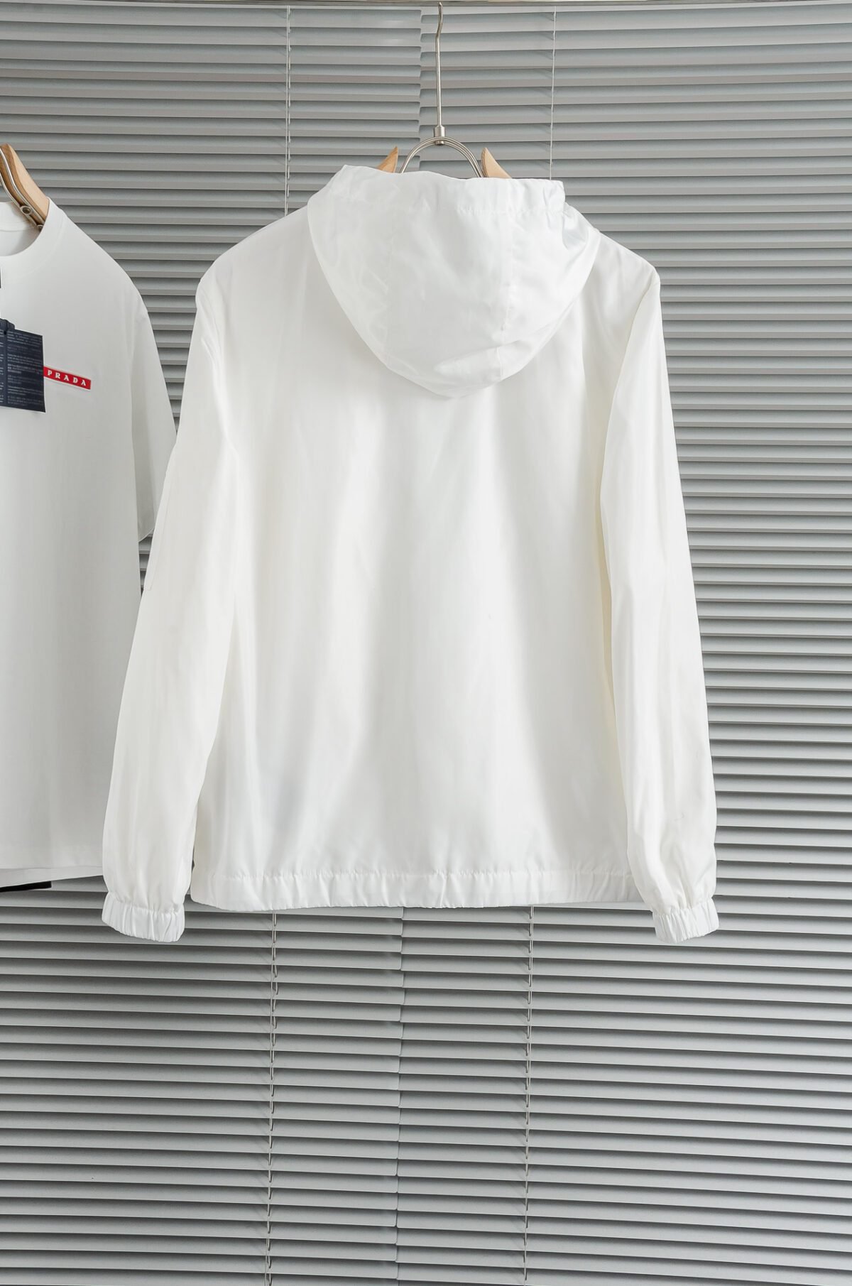 ⁦جاكيت برادا الجديد بغطاء رأس مقاوم للماء⁩ - الصورة ⁦3⁩