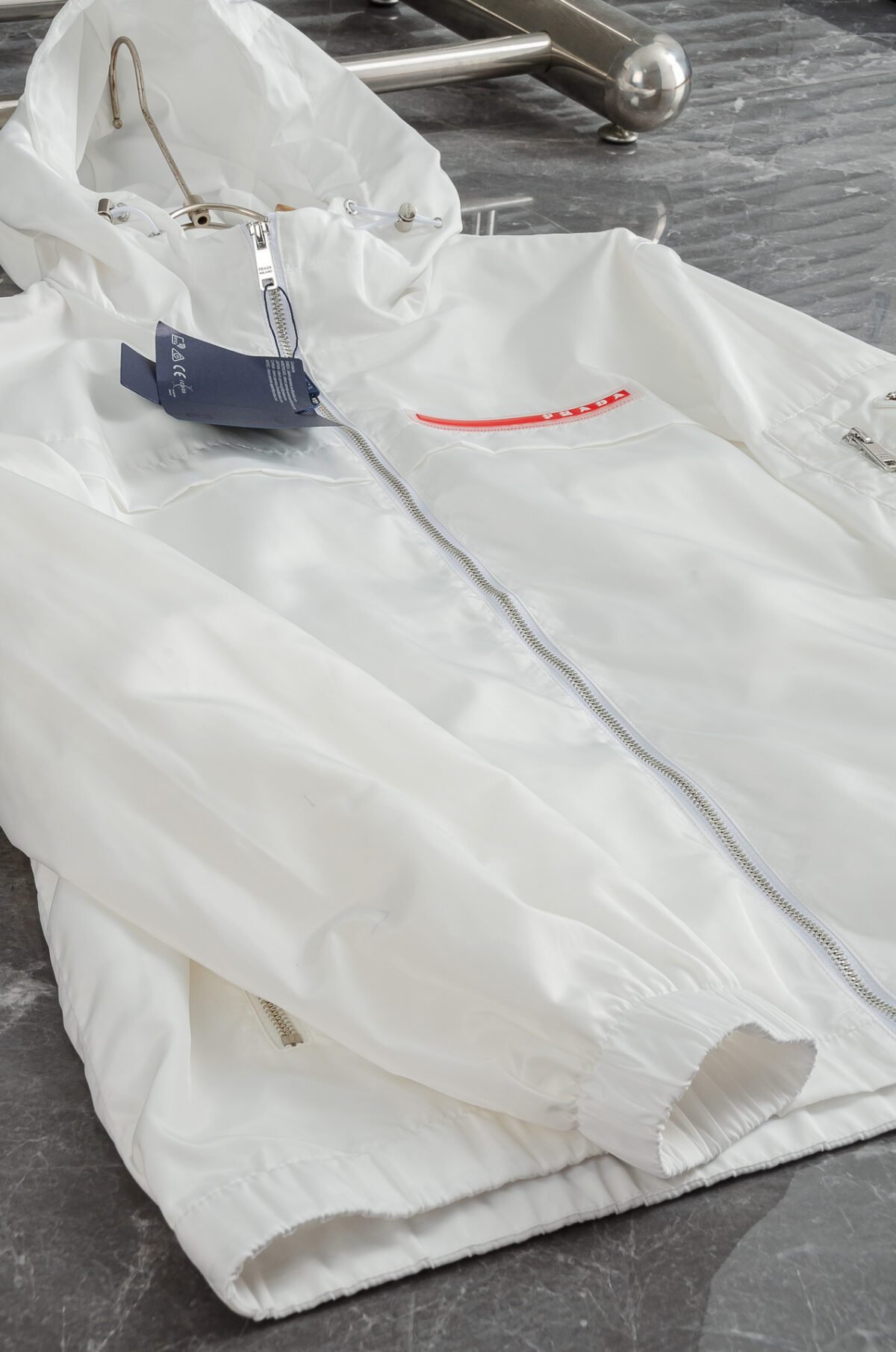 ⁦جاكيت برادا الجديد بغطاء رأس مقاوم للماء⁩ - الصورة ⁦8⁩