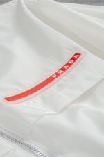 ⁦جاكيت برادا الجديد بغطاء رأس مقاوم للماء⁩ - الصورة ⁦10⁩