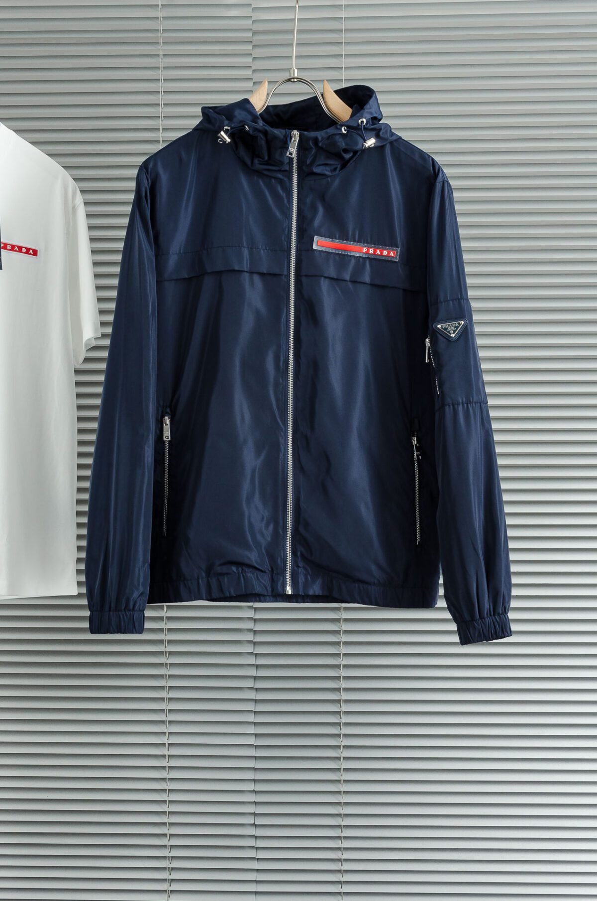 ⁦جاكيت برادا الجديد بغطاء رأس مقاوم للماء⁩ - الصورة ⁦4⁩