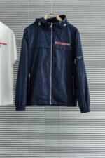 ⁦جاكيت برادا الجديد بغطاء رأس مقاوم للماء⁩ - الصورة ⁦4⁩