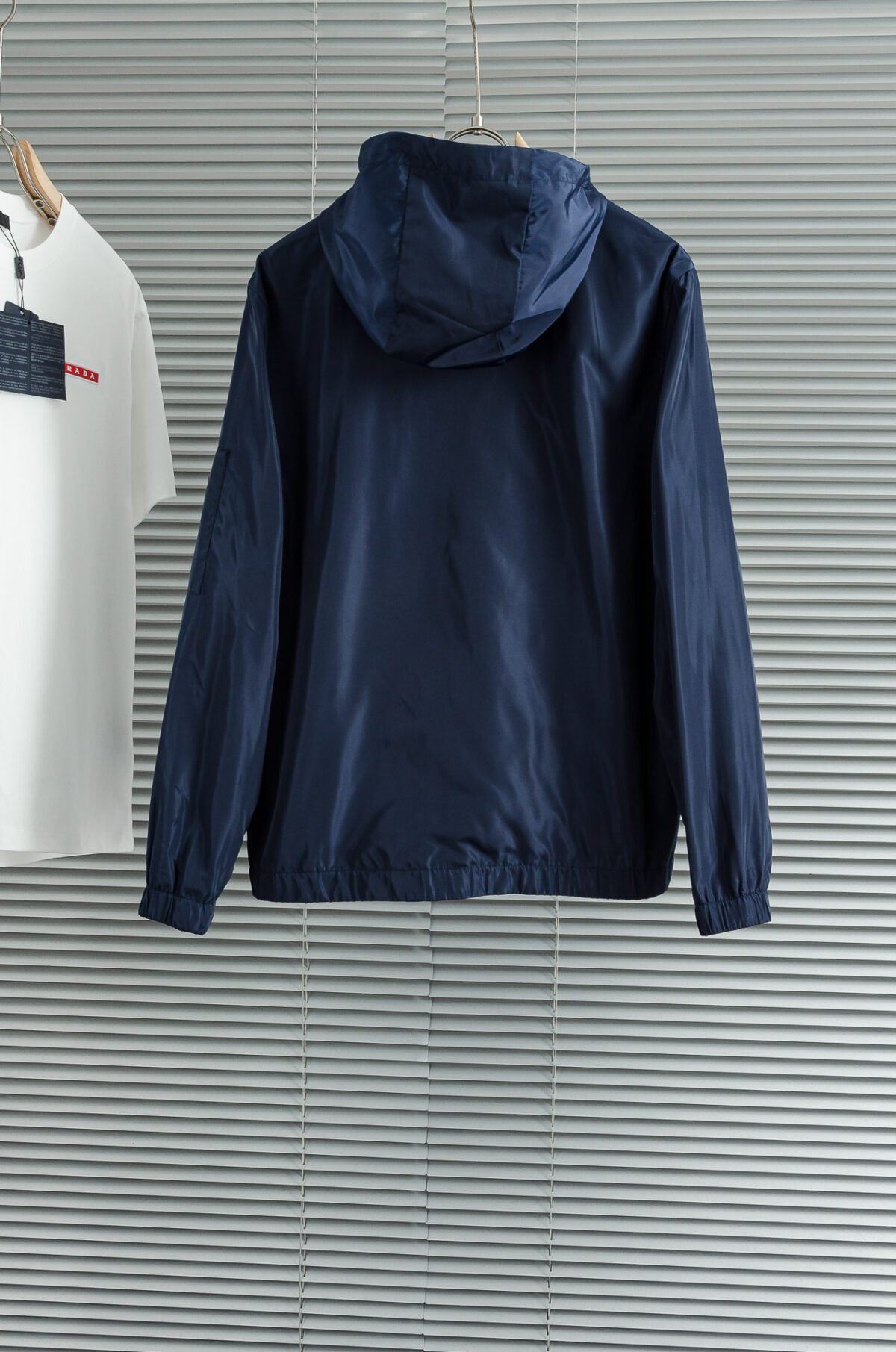 ⁦جاكيت برادا الجديد بغطاء رأس مقاوم للماء⁩ - الصورة ⁦5⁩