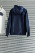 ⁦جاكيت برادا الجديد بغطاء رأس مقاوم للماء⁩ - الصورة ⁦5⁩