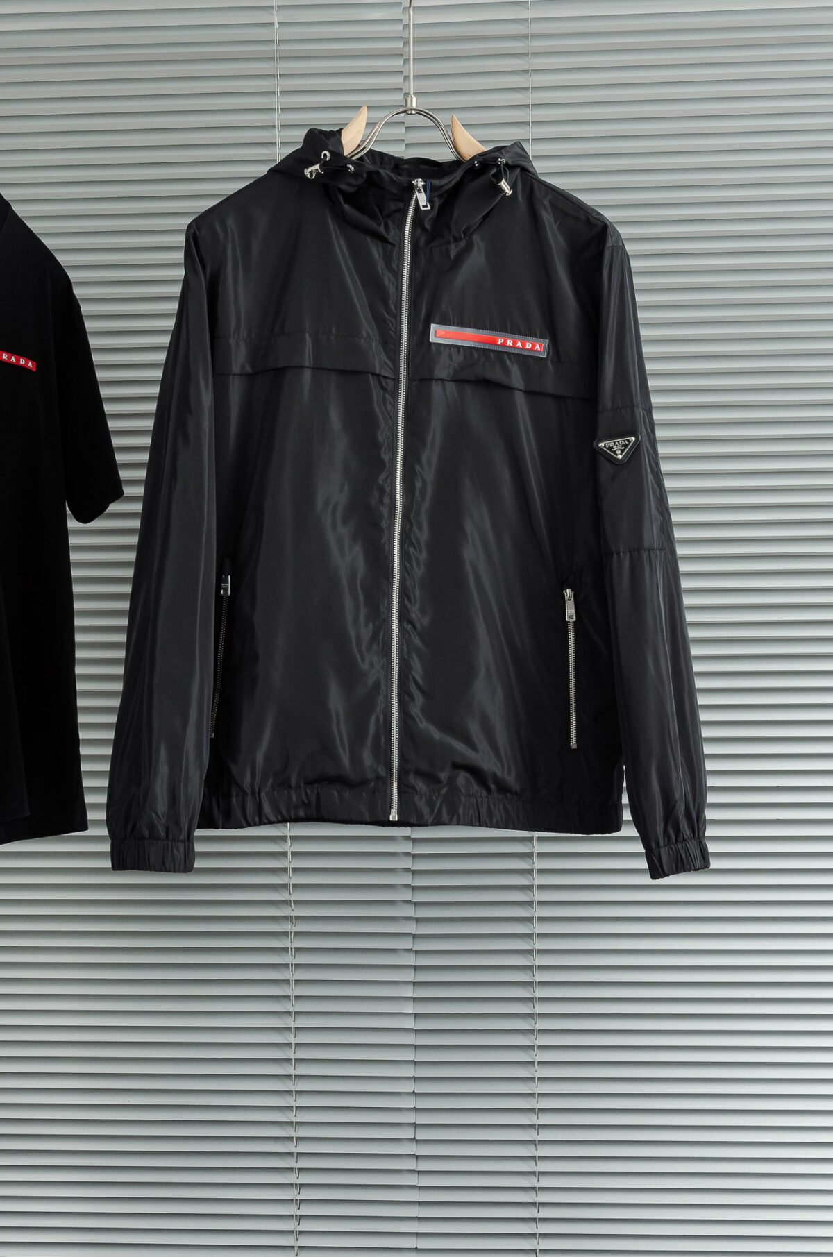 ⁦جاكيت برادا الجديد بغطاء رأس مقاوم للماء⁩ - الصورة ⁦6⁩