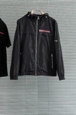 ⁦جاكيت برادا الجديد بغطاء رأس مقاوم للماء⁩ - الصورة ⁦6⁩