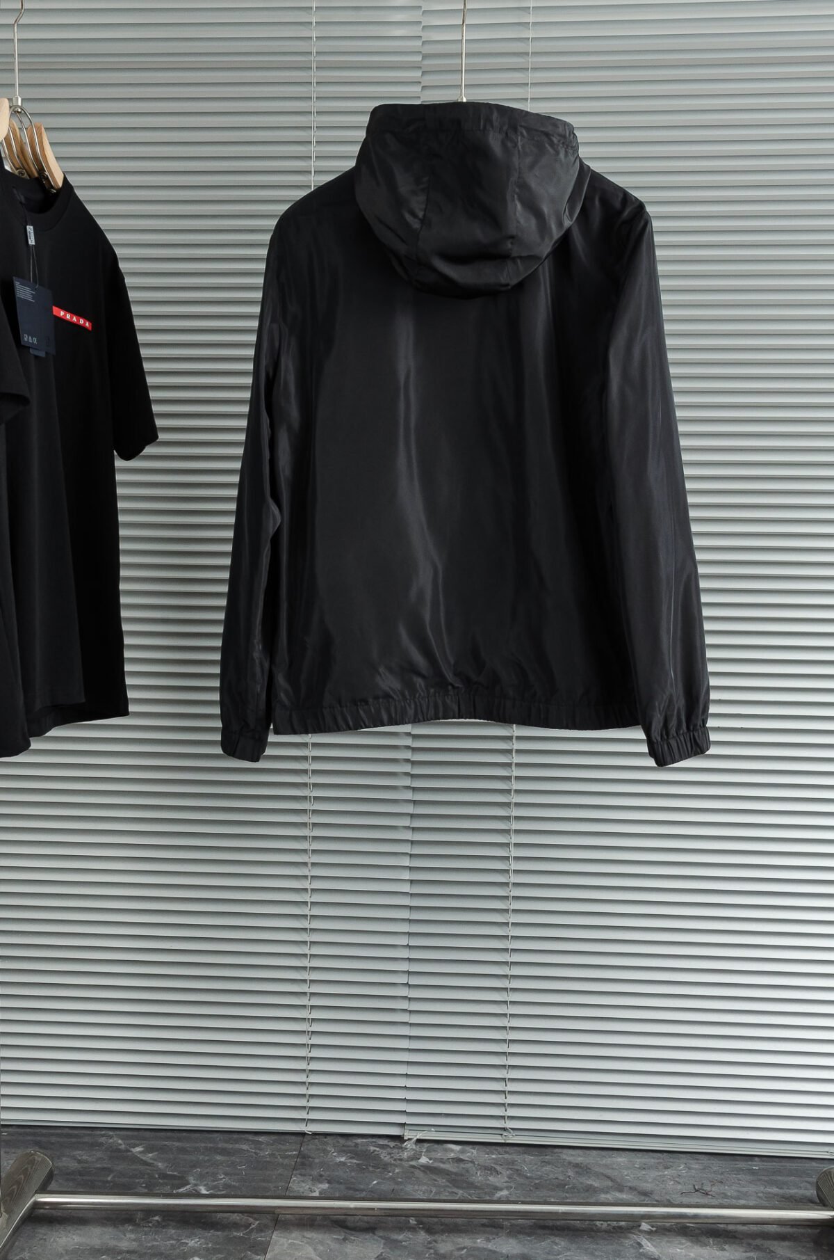 ⁦جاكيت برادا الجديد بغطاء رأس مقاوم للماء⁩ - الصورة ⁦7⁩