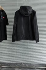 ⁦جاكيت برادا الجديد بغطاء رأس مقاوم للماء⁩ - الصورة ⁦7⁩