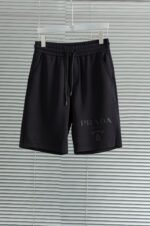 شورت قطني من برادا، موديل ربيع وصيف جديد