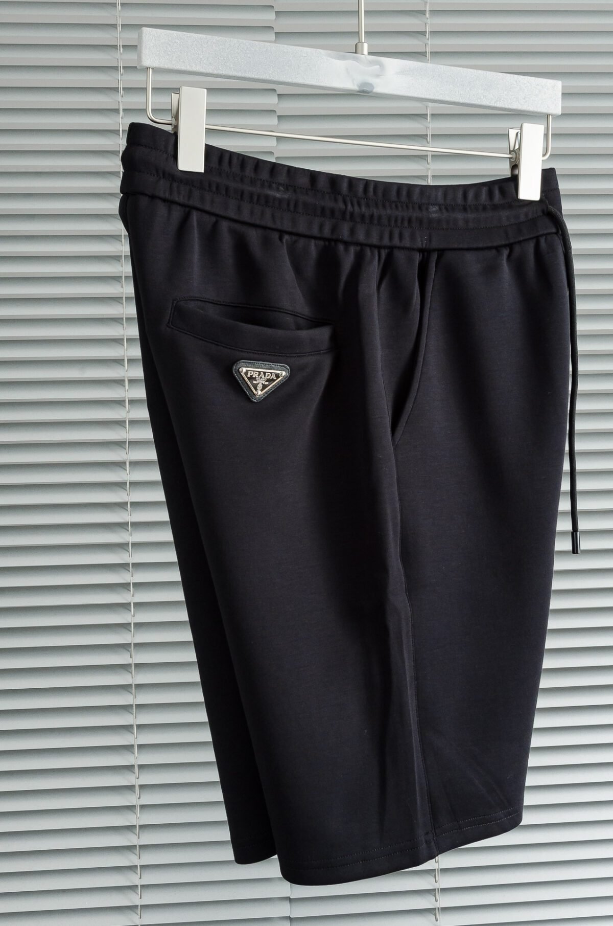 ⁦شورت قطني من برادا، موديل ربيع وصيف جديد⁩ - الصورة ⁦3⁩