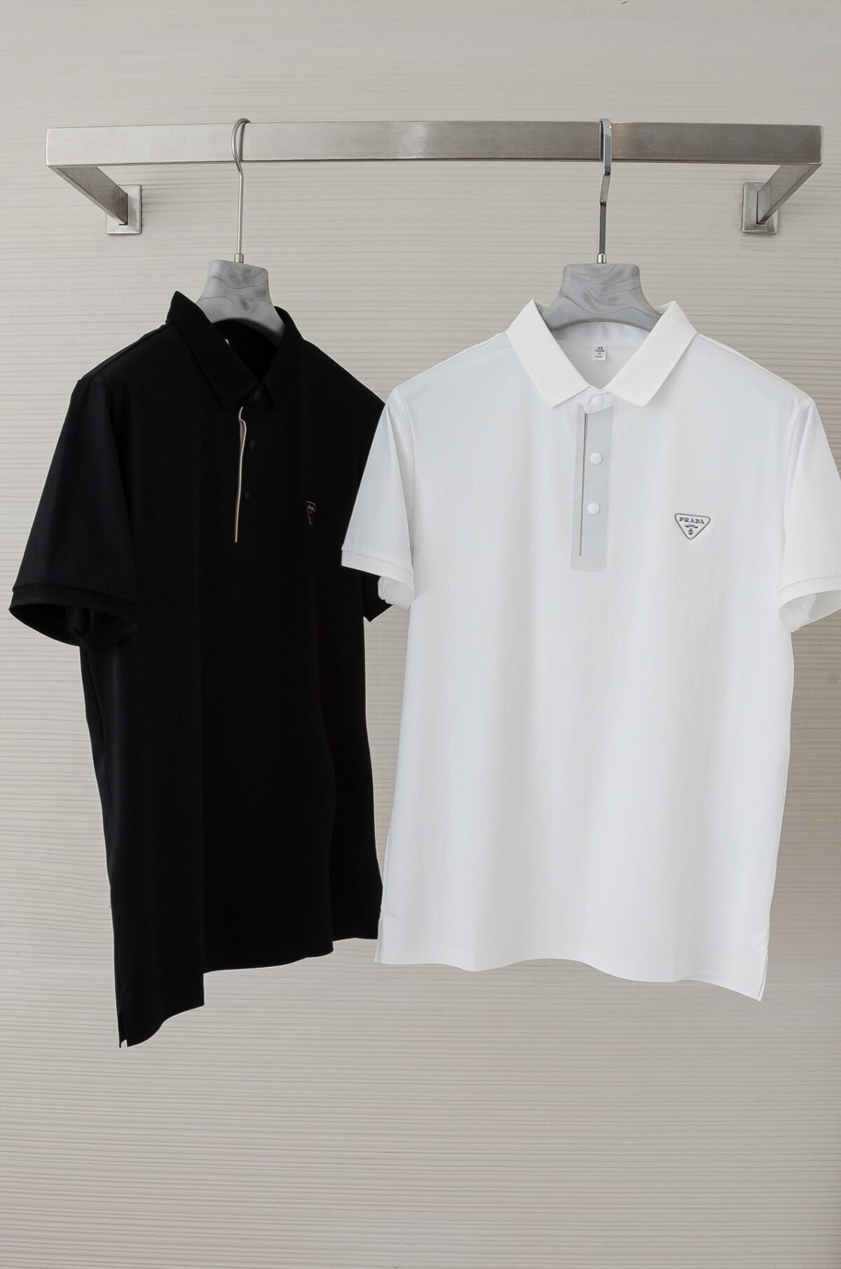 ⁦قميص برادا الرجالي للأعمال، ذو ياقة دائرية، نسيج مريح، ناعم على البشرة، بأكمام قصيرة.⁩ - الصورة ⁦2⁩