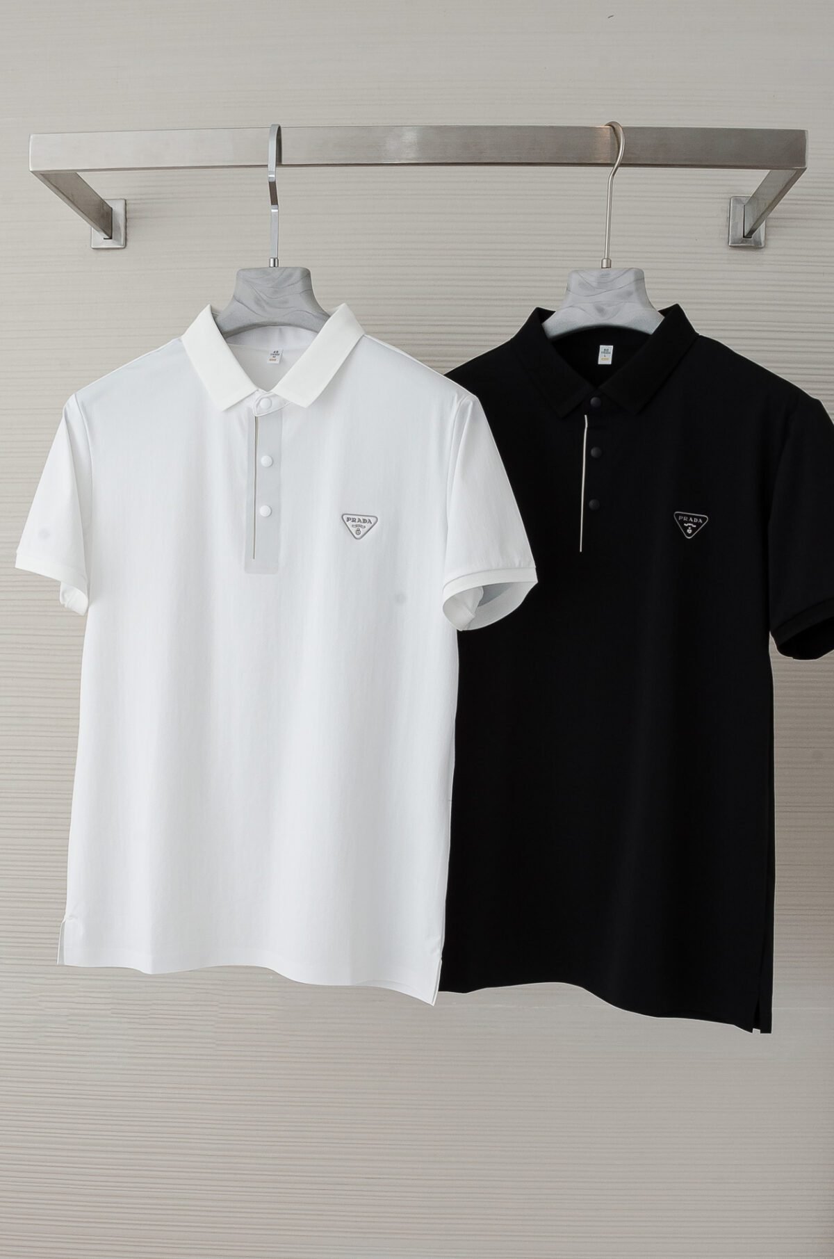 ⁦قميص برادا الرجالي للأعمال، ذو ياقة دائرية، نسيج مريح، ناعم على البشرة، بأكمام قصيرة.⁩ - الصورة ⁦1⁩