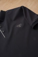 ⁦قميص برادا الرجالي للأعمال، ذو ياقة دائرية، نسيج مريح، ناعم على البشرة، بأكمام قصيرة.⁩ - الصورة ⁦7⁩