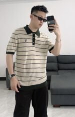 ⁦قميص بولو برادا الجديد المخطط بألوان متباينة مع شعار قصير مطرز.⁩ - الصورة ⁦3⁩