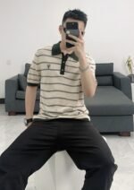 ⁦قميص بولو برادا الجديد المخطط بألوان متباينة مع شعار قصير مطرز.⁩ - الصورة ⁦4⁩