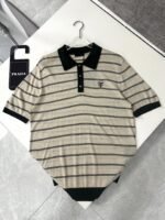 قميص بولو برادا الجديد المخطط بألوان متباينة مع شعار قصير مطرز.