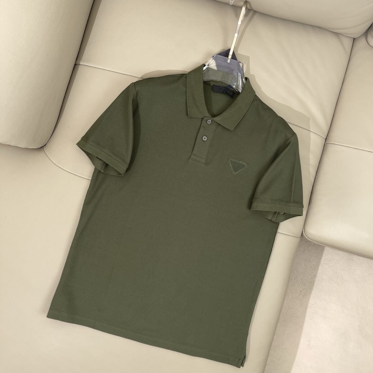 ⁦قميص بولو برادا قطني مريح وجيد التهوية⁩ - الصورة ⁦1⁩