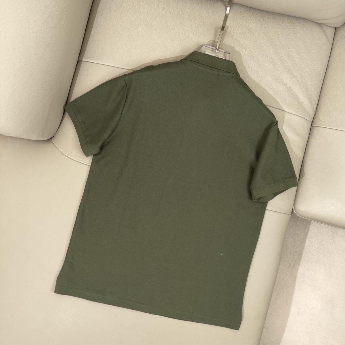 ⁦قميص بولو برادا قطني مريح وجيد التهوية⁩ - الصورة ⁦2⁩