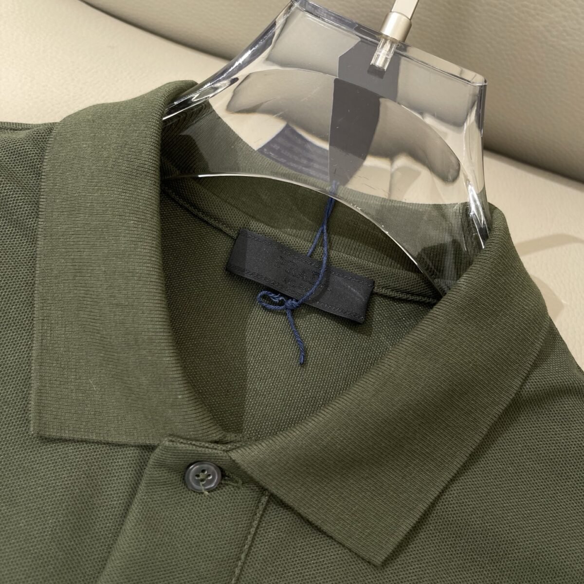 ⁦قميص بولو برادا قطني مريح وجيد التهوية⁩ - الصورة ⁦6⁩