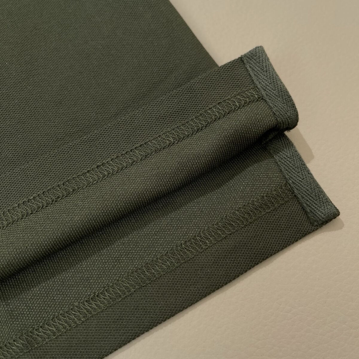 ⁦قميص بولو برادا قطني مريح وجيد التهوية⁩ - الصورة ⁦9⁩