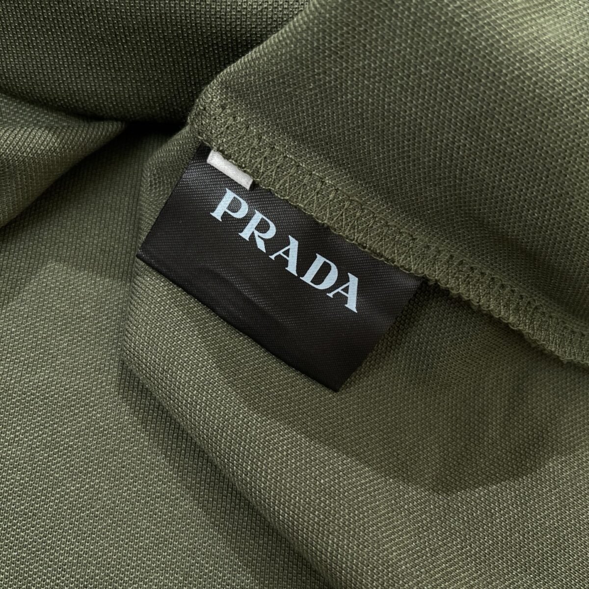 ⁦قميص بولو برادا قطني مريح وجيد التهوية⁩ - الصورة ⁦7⁩