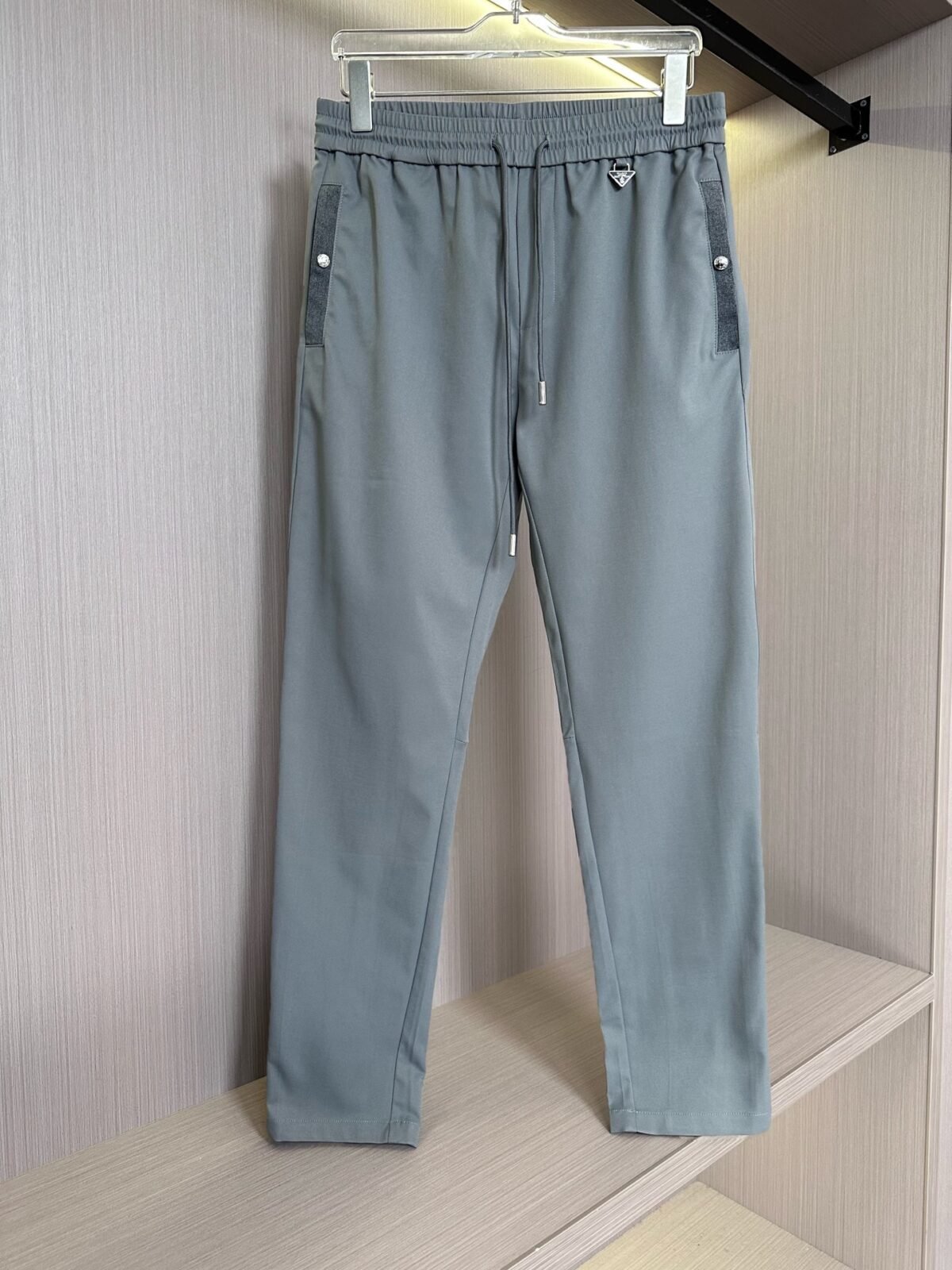 ⁦بنطال برادا الجديد من القطن الخفيف برباط⁩ - الصورة ⁦2⁩