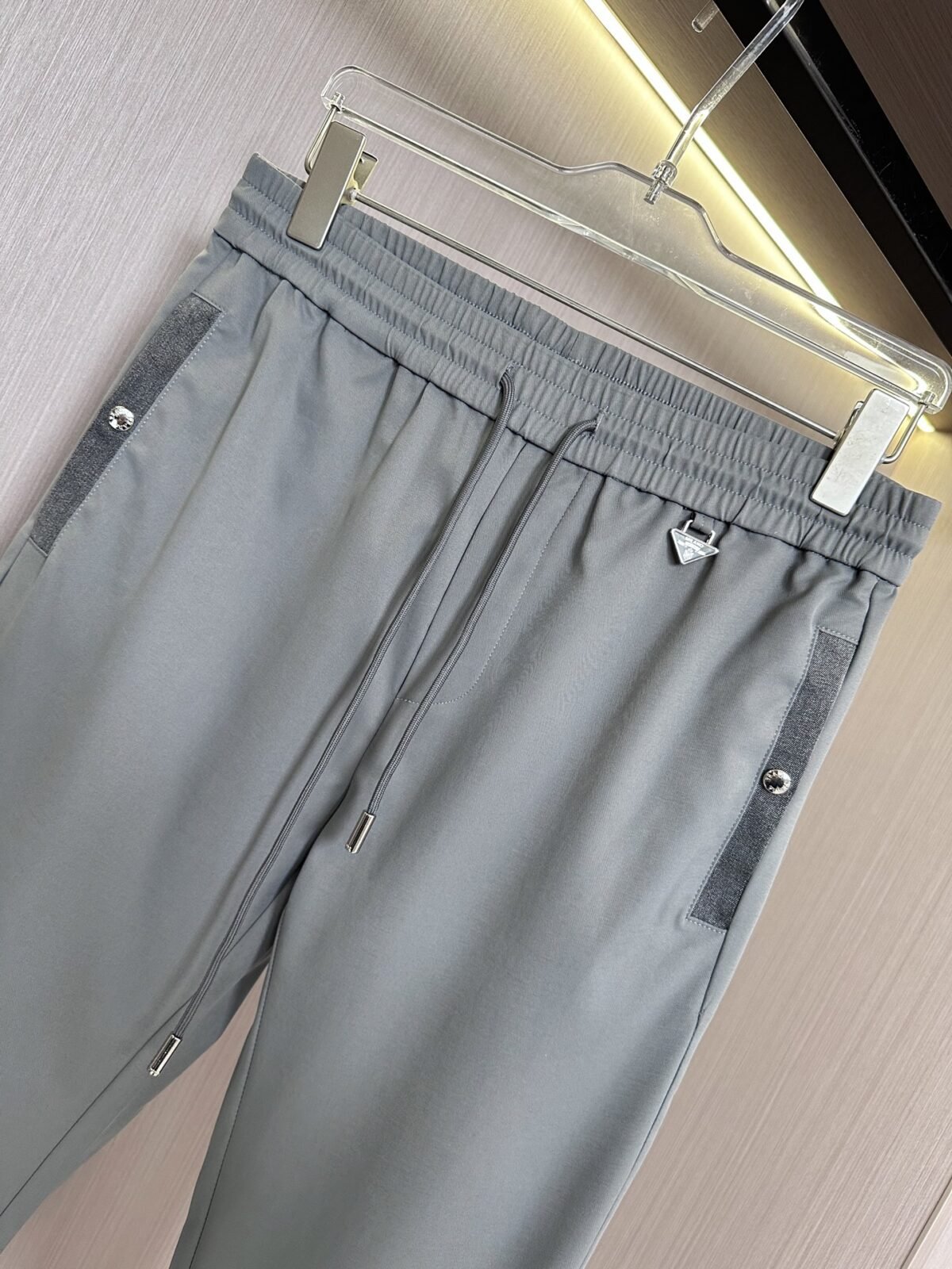 ⁦بنطال برادا الجديد من القطن الخفيف برباط⁩ - الصورة ⁦4⁩