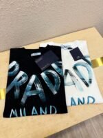 ⁦تيشيرت برادا الجديد بأكمام قصيرة، ناعم الملمس⁩ - الصورة ⁦5⁩