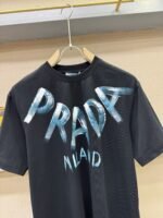 ⁦تيشيرت برادا الجديد بأكمام قصيرة، ناعم الملمس⁩ - الصورة ⁦4⁩