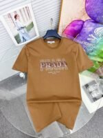 تيشيرت برادا ربيع وصيف، أحدث صيحات الموضة بياقة دائرية وأكمام قصيرة.