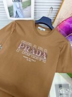 ⁦تيشيرت برادا ربيع وصيف، أحدث صيحات الموضة بياقة دائرية وأكمام قصيرة.⁩ - الصورة ⁦5⁩