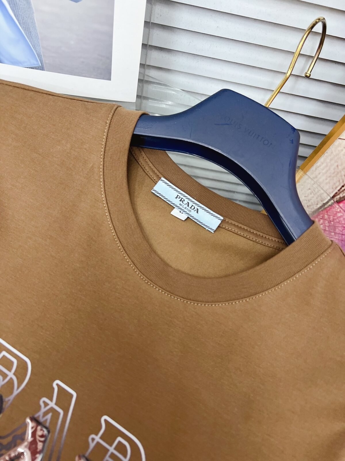 ⁦تيشيرت برادا ربيع وصيف، أحدث صيحات الموضة بياقة دائرية وأكمام قصيرة.⁩ - الصورة ⁦7⁩