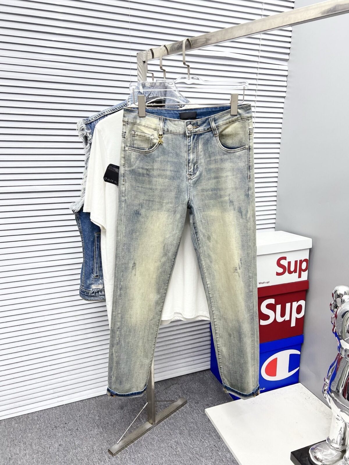 ⁦بنطال جينز رجالي من برادا، بتصميم عصري أنيق⁩ - الصورة ⁦1⁩