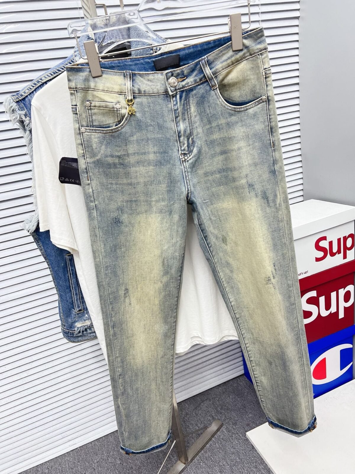 ⁦بنطال جينز رجالي من برادا، بتصميم عصري أنيق⁩ - الصورة ⁦3⁩