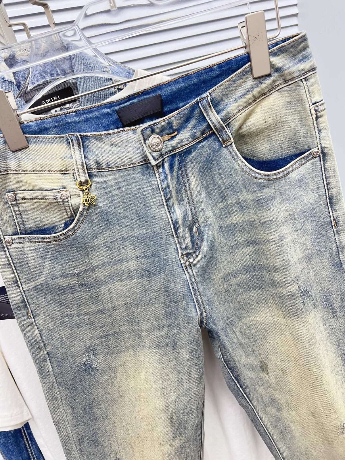 ⁦بنطال جينز رجالي من برادا، بتصميم عصري أنيق⁩ - الصورة ⁦4⁩