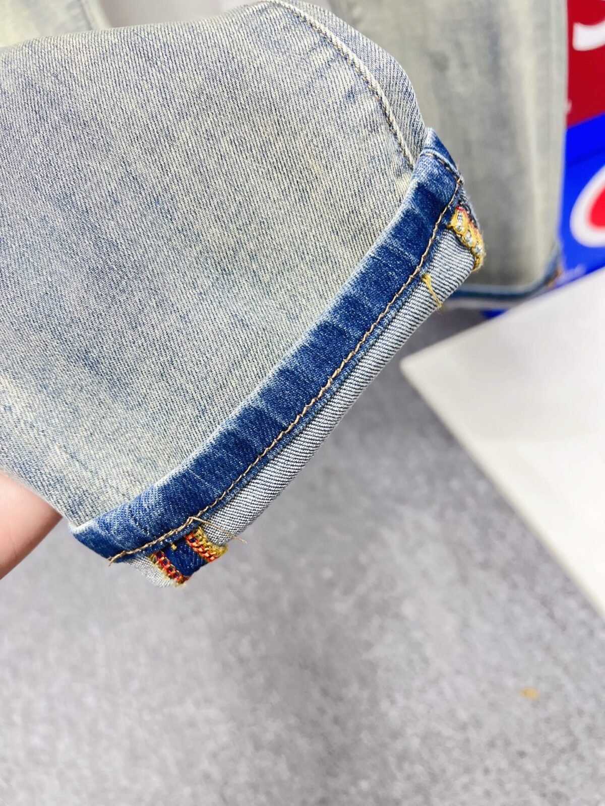 ⁦بنطال جينز رجالي من برادا، بتصميم عصري أنيق⁩ - الصورة ⁦6⁩