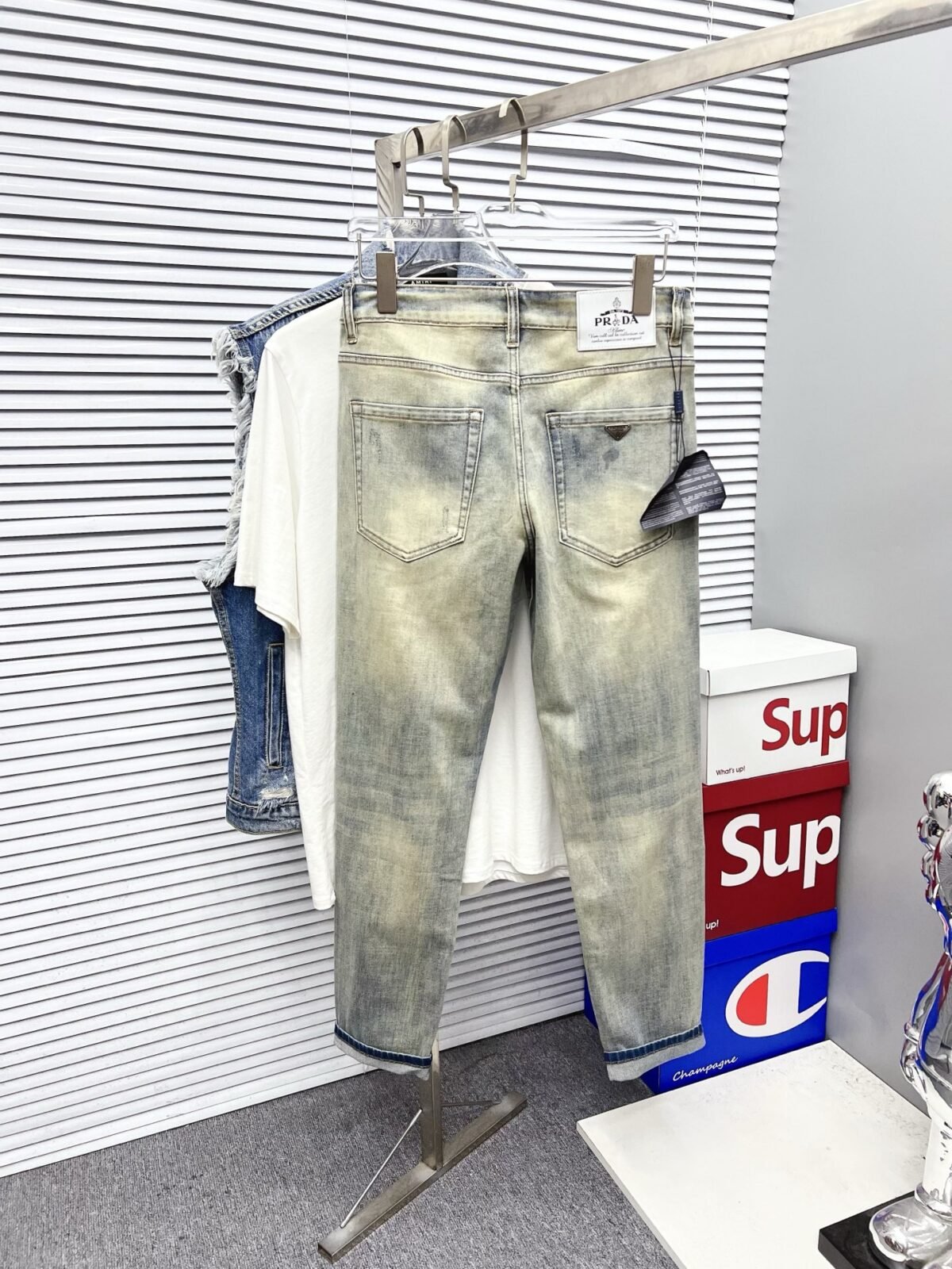 ⁦بنطال جينز رجالي من برادا، بتصميم عصري أنيق⁩ - الصورة ⁦2⁩