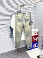 ⁦بنطال جينز رجالي من برادا، بتصميم عصري أنيق⁩ - الصورة ⁦2⁩