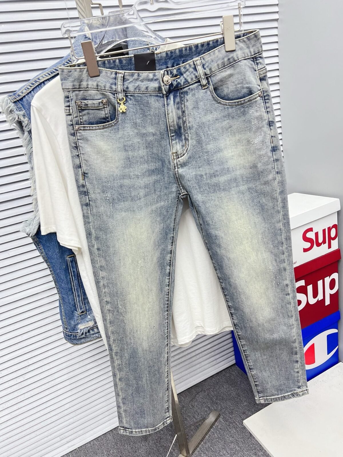 ⁦بنطال جينز برادا الرجالي، بتصميم عصري أنيق⁩ - الصورة ⁦3⁩