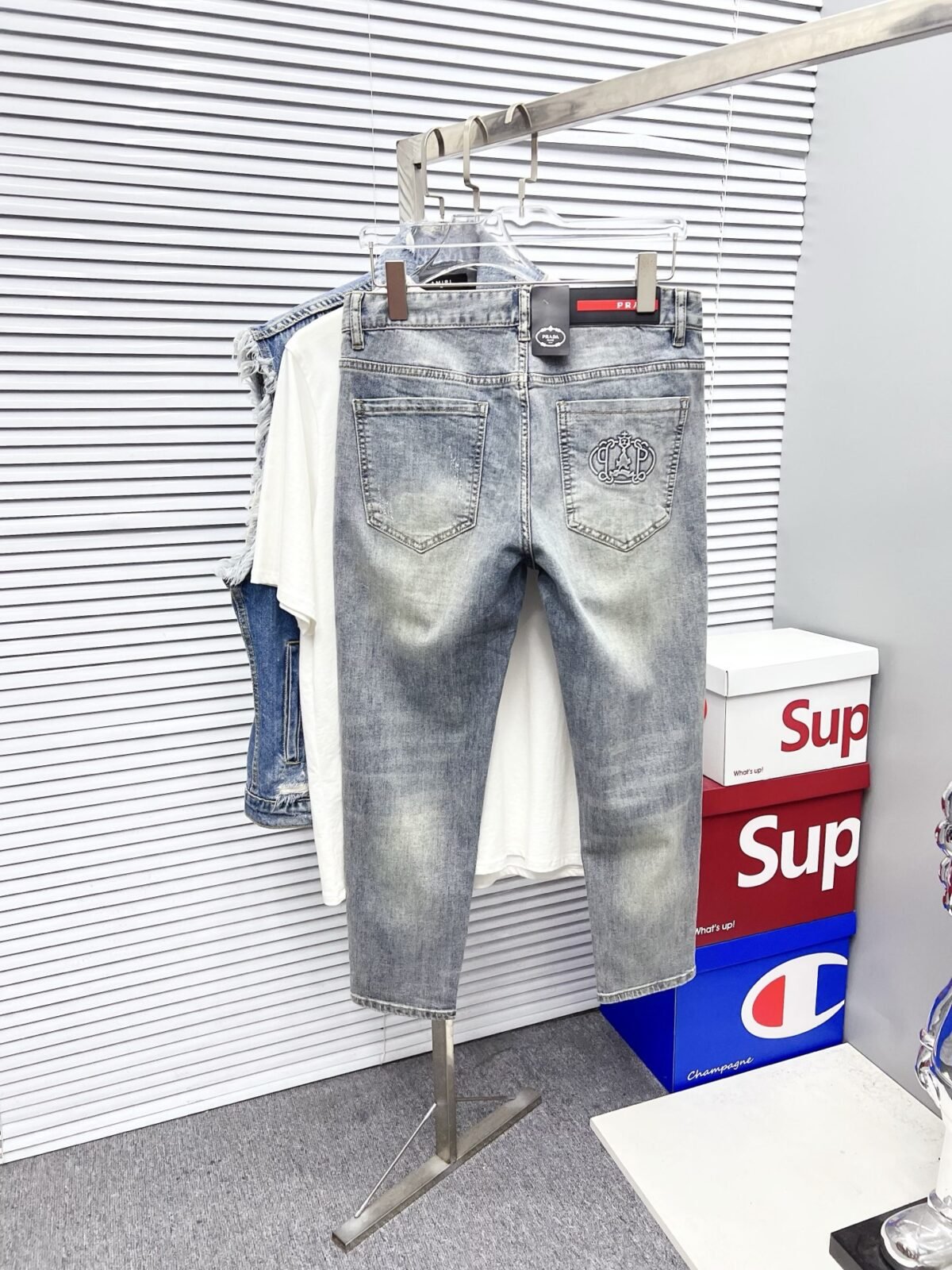 ⁦بنطال جينز برادا الرجالي، بتصميم عصري أنيق⁩ - الصورة ⁦2⁩