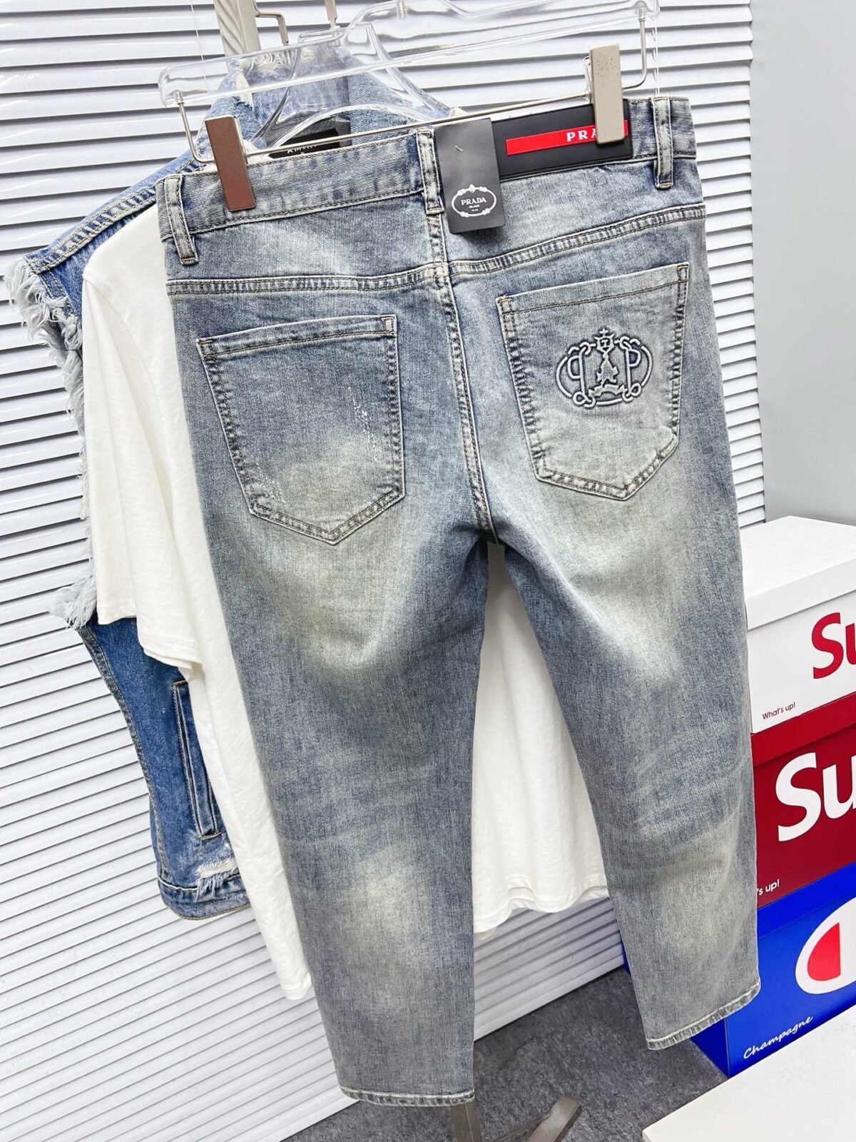 ⁦بنطال جينز برادا الرجالي، بتصميم عصري أنيق⁩ - الصورة ⁦4⁩