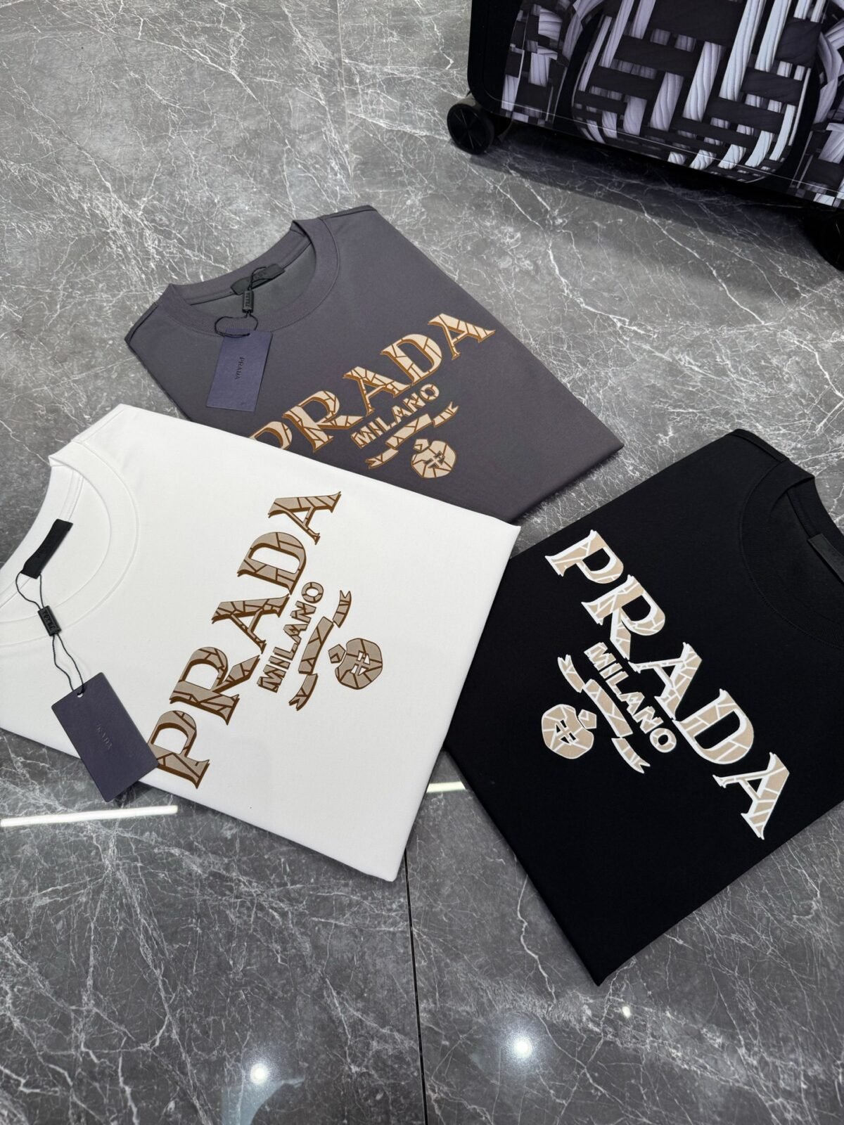 ⁦تيشيرت برادا الصيفي الجديد بأكمام قصيرة وبتصميم بسيط⁩ - الصورة ⁦7⁩