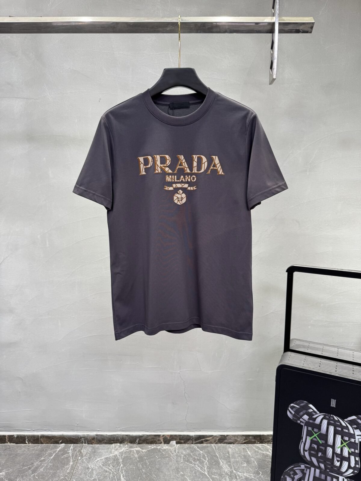 ⁦تيشيرت برادا الصيفي الجديد بأكمام قصيرة وبتصميم بسيط⁩ - الصورة ⁦4⁩