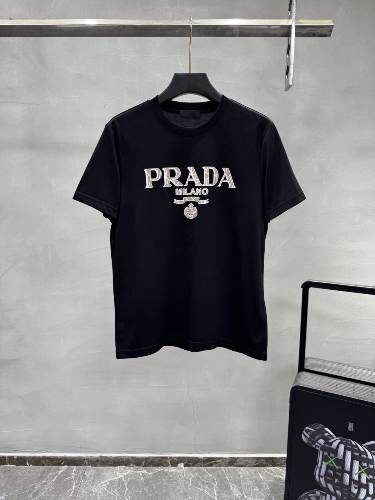 ⁦تيشيرت برادا الصيفي الجديد بأكمام قصيرة وبتصميم بسيط⁩ - الصورة ⁦3⁩