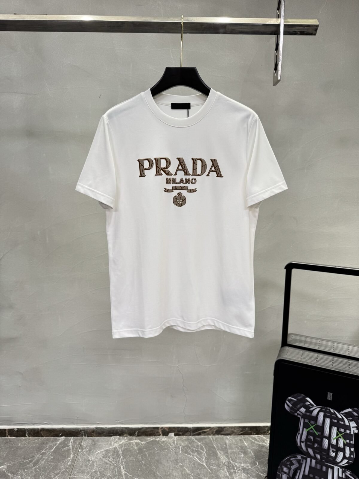 ⁦تيشيرت برادا الصيفي الجديد بأكمام قصيرة وبتصميم بسيط⁩ - الصورة ⁦2⁩