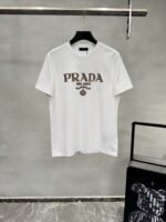 ⁦تيشيرت برادا الصيفي الجديد بأكمام قصيرة وبتصميم بسيط⁩ - الصورة ⁦2⁩