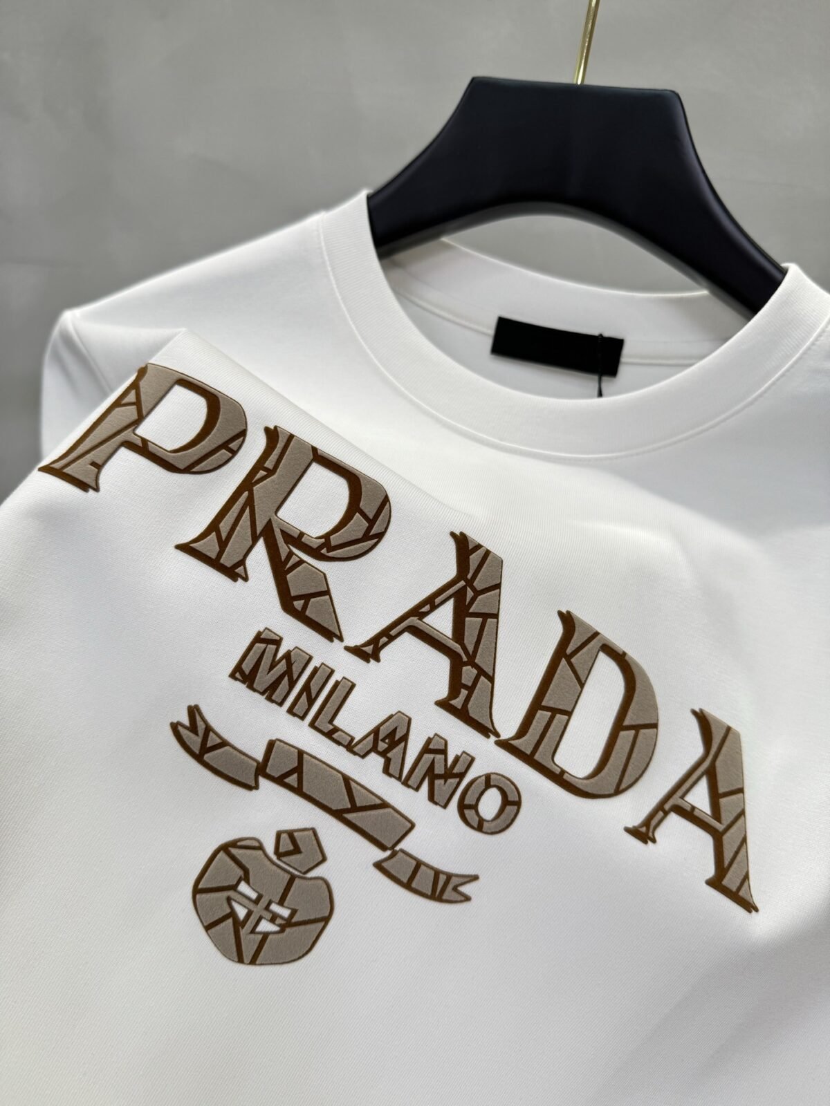 ⁦تيشيرت برادا الصيفي الجديد بأكمام قصيرة وبتصميم بسيط⁩ - الصورة ⁦6⁩