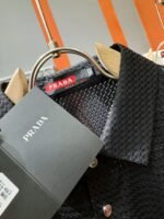 ⁦قميص بولو رجالي بأكمام قصيرة وياقة دائرية من برادا⁩ - الصورة ⁦8⁩